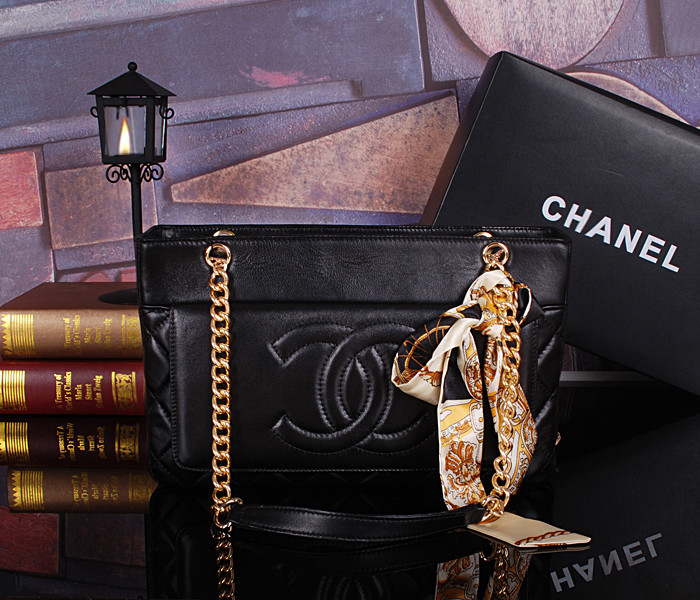 Chanel新款大LOGO肩背包 時尚推薦