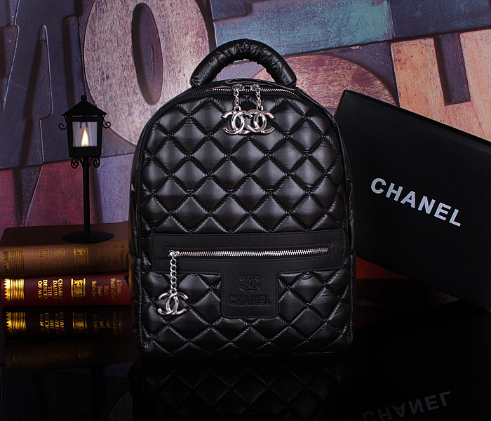 Chanel新款背包 美女出遊背這款就對了