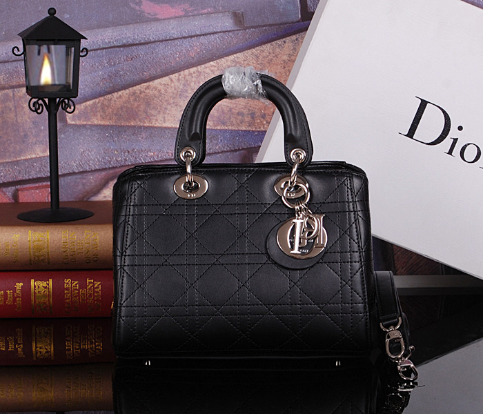 美女今年一定要擁有Dior這款手提包 {小號}
