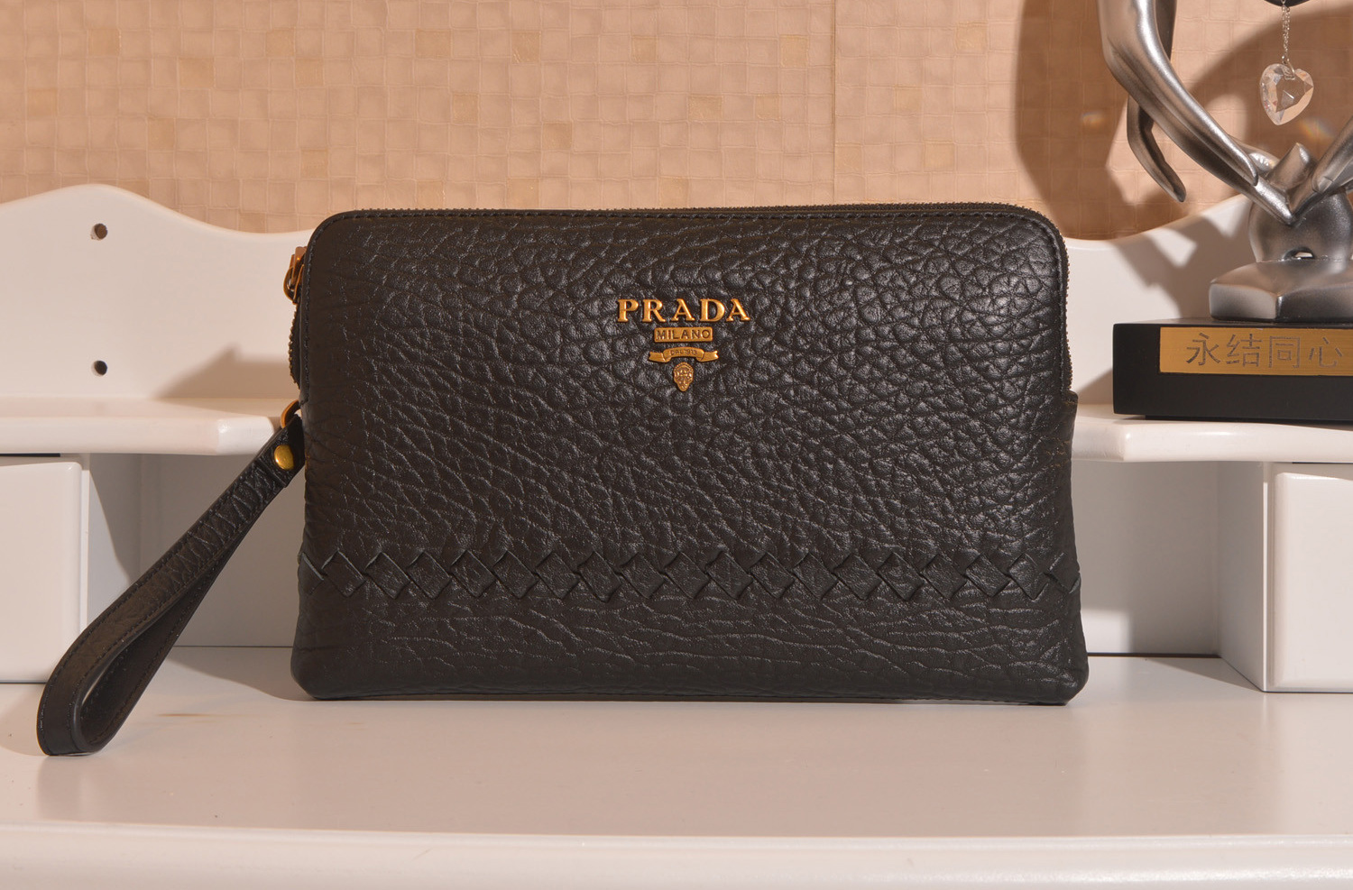 買Prada新款手拿包不必去專櫃
